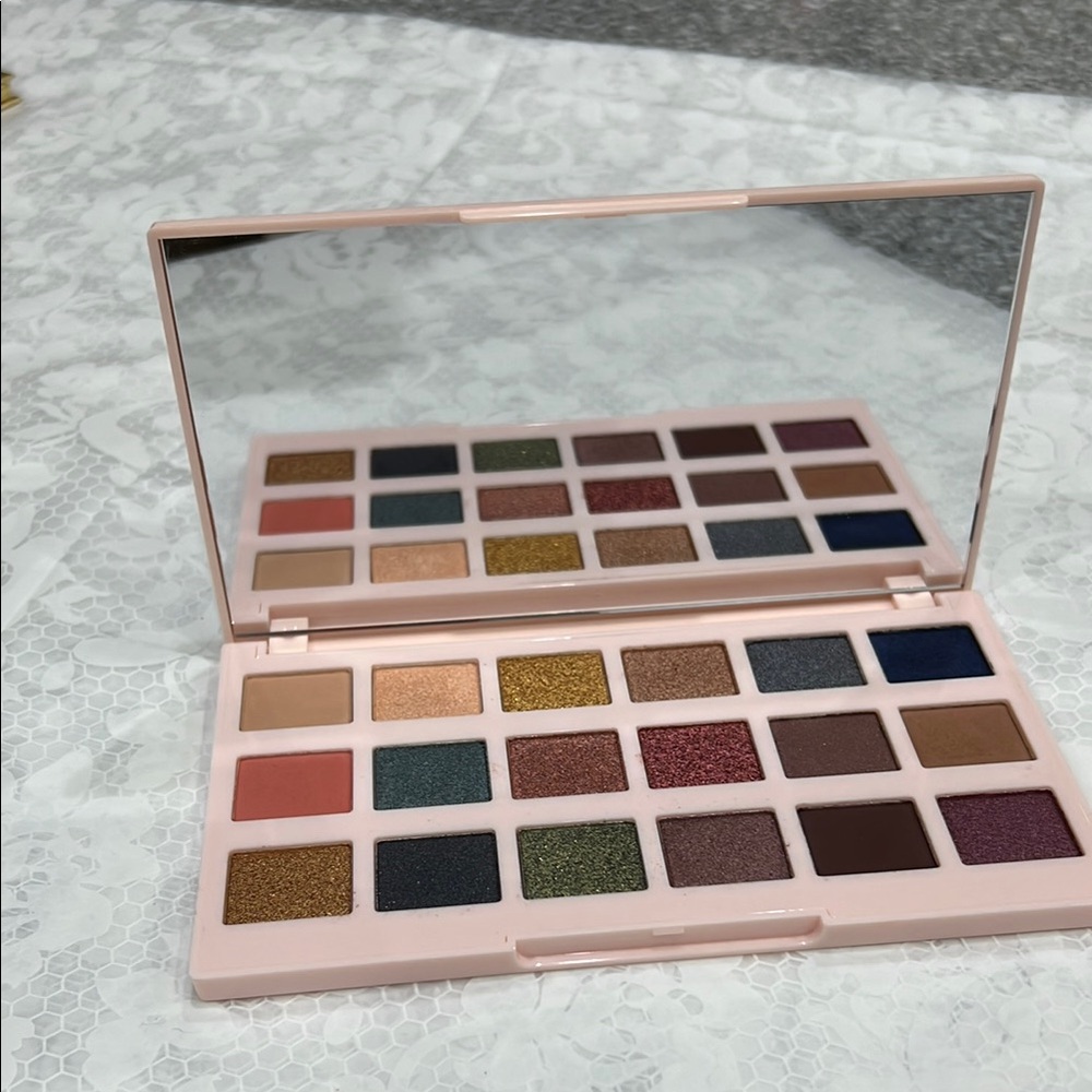 Versatile Eyeshadow Palette with Mirror